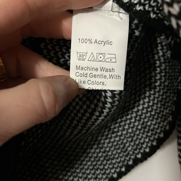 3/$20 Black & White Box Pattern Long Sleeve Crop Sweater - Picture 5 of 5